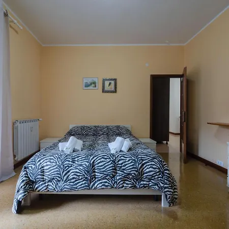 Guesthost - Casa Di Maty - Cozy With Balcony لا سبيتسْيا