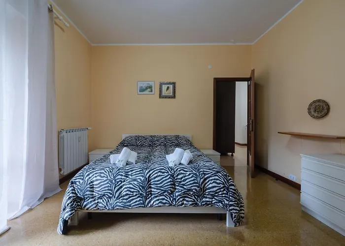 Guesthost - Casa Di Maty - Cozy With Balcony لا سبيتسْيا